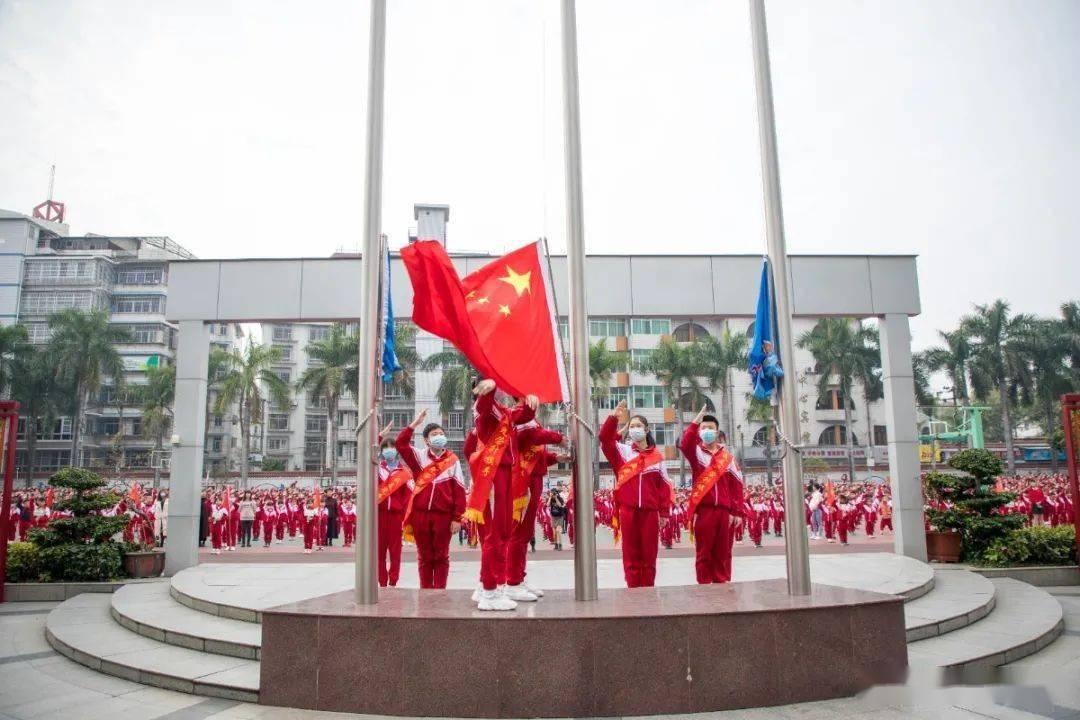 为什么螳螂“自杀”后，肚子里会钻出一条虫？看完真是大开眼界！游戏画面